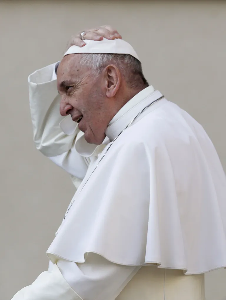 Paavst Franciscus,tuul ja krae