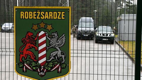 Pēc ziņojuma par aizdomīgiem stopētājiem Ogres novadā aiztur astoņus nelegālos migrantus