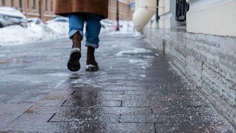 Падение на скользком тротуаре. Суд обязал Daugavpils komunālā saimniecība выплатить пострадавшей тысячи