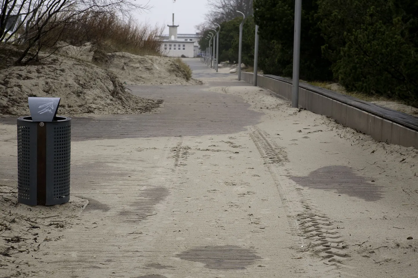 Pärnu linnavalitsus tahab välja vahetada kaheksa aastat tagasi paigaldatud rannapromenaadi laudise.