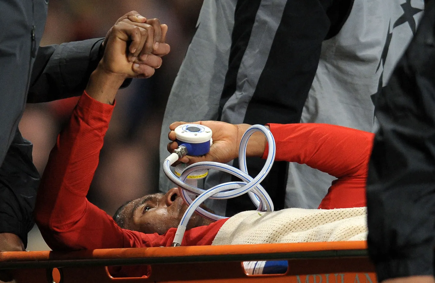 Antonio Valencia viidi väljakult kanderaamiga minema.