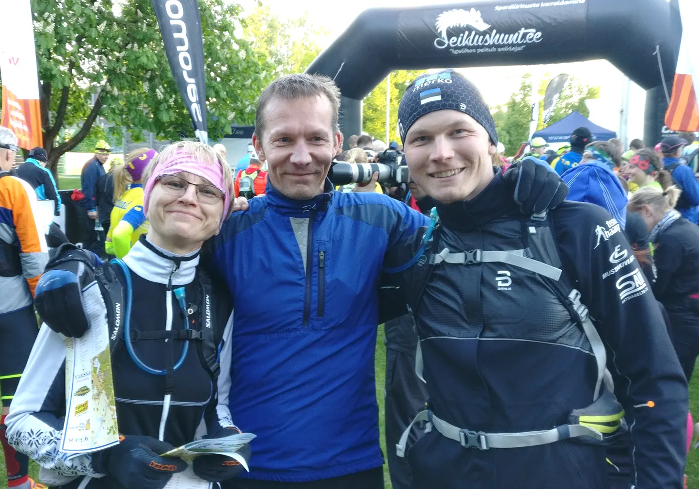 Marika, Kalle ja Karel Tammjärv läinud suvel Seiklushundi seiklusorienteerumise Tartu etapi stardiks valmistumas. Pildilt puuduvad pere nooremad lapsed Kati ja Rasmus.
