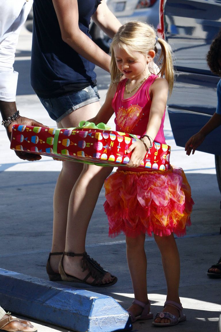 Fotol olev 6-aastane Leni on juhtumisi minemas ühe Beckhamite poja sünnipäevale.