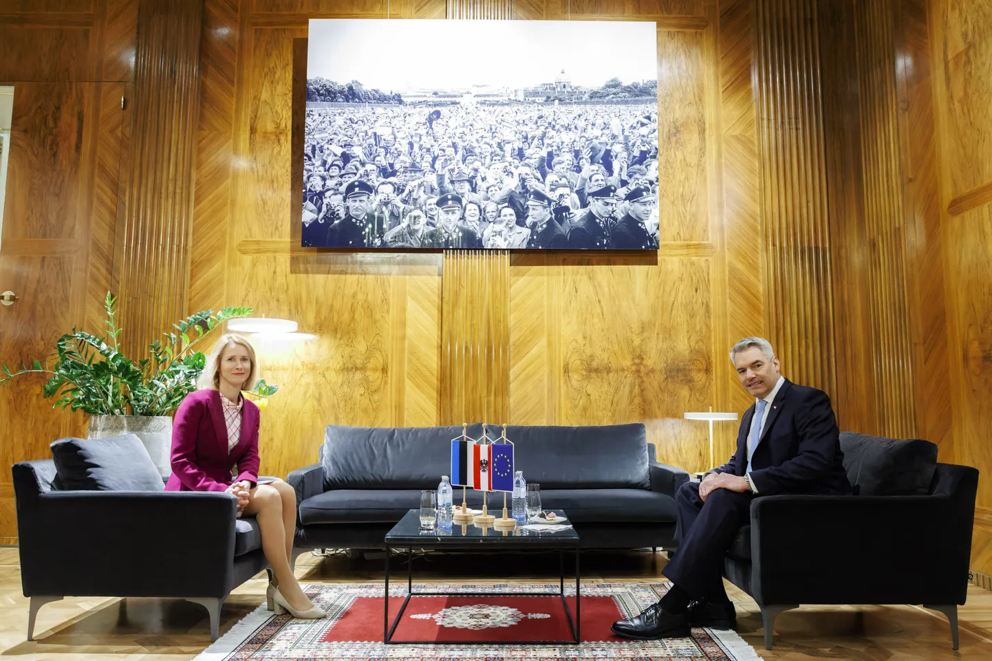 В четверг во время официального визита в Австрию премьер-министр Эстонии Кая Каллас встретилась с канцлером Карлом Нехаммером.
