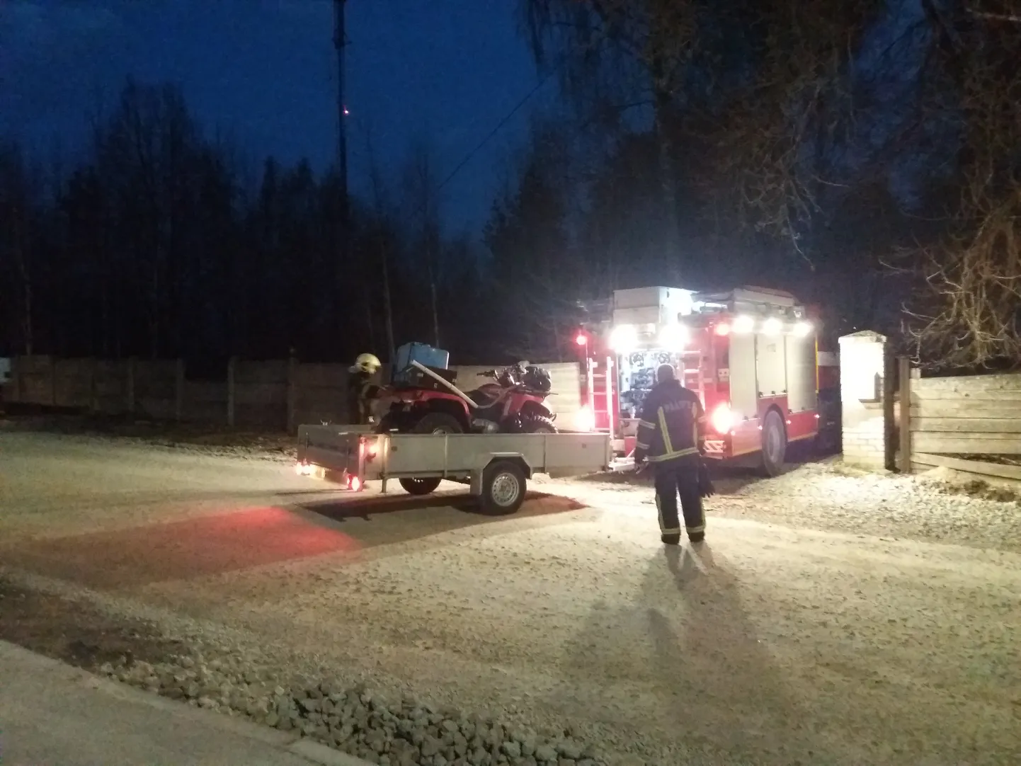Päästjad Valgas Võru tänaval