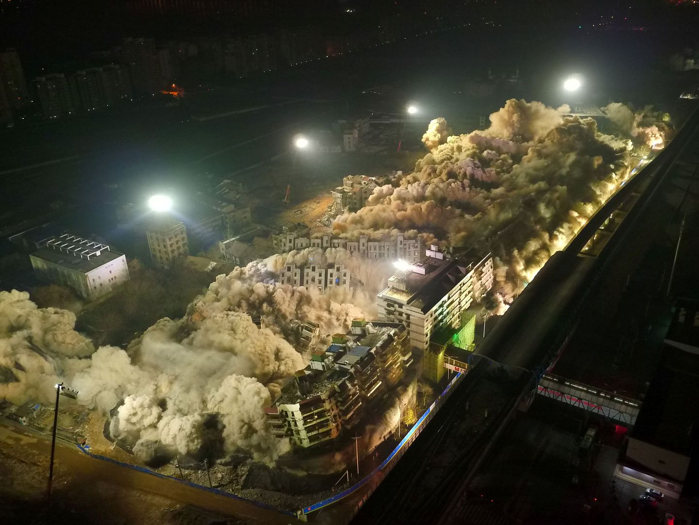 В Китае за десять секунд контролируемым взрывом были разрушены 19 многоэтажных домов.