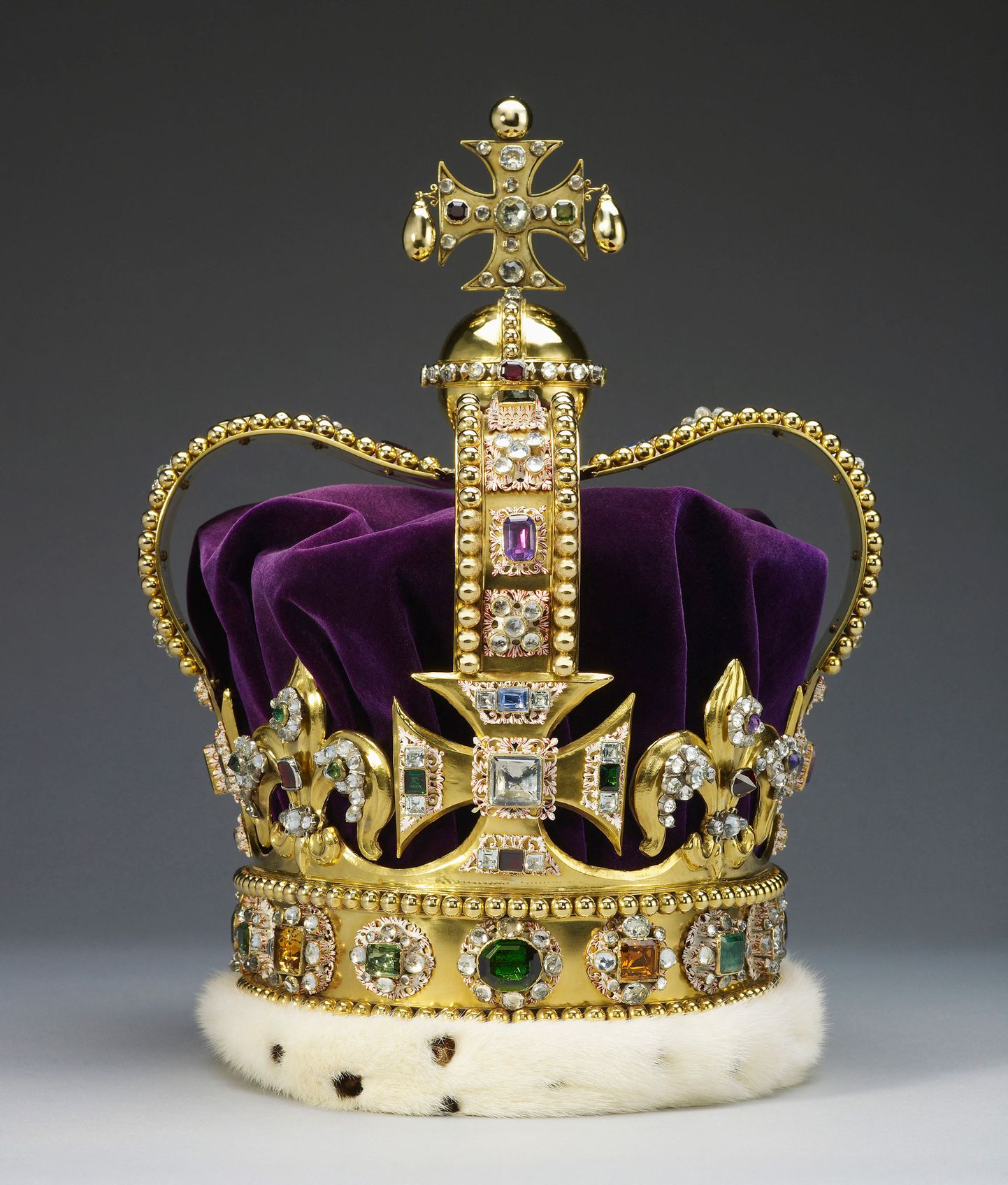 Püha Edwardi kroon, mille lasi valmistada oma kroonimiseks 1661 Inglise kuningas Charles II ja mida kannab oma kroonimisel 6. mail ka Charles III