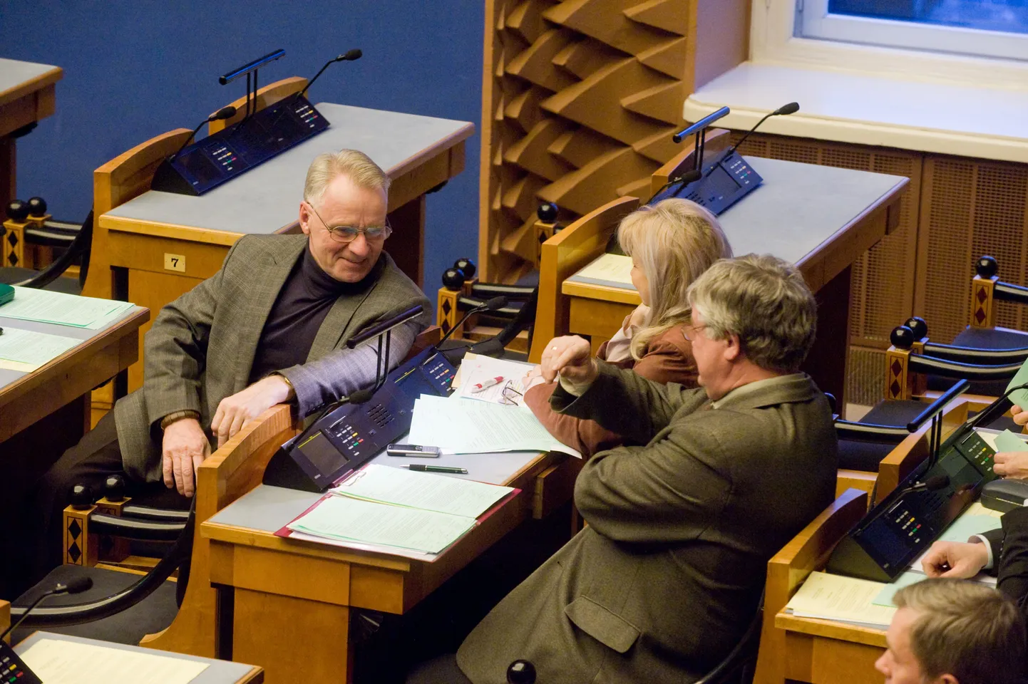 Keskfraktsiooni saadikud Riigikogu saalis.