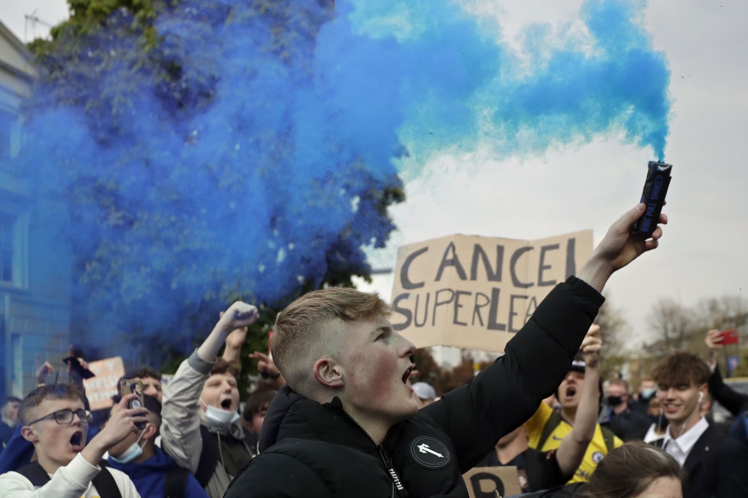 Aprillis toimusid üle Euroopa Superliigat planeerinud klubide juures meeleavaldused. Fotol fännid Londoni Chelsea staadioni juures.