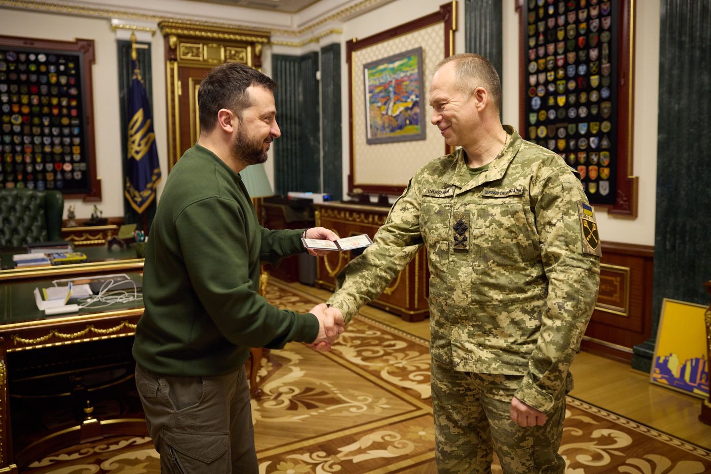 Ukraina president Volodõmõr Zelenskõi (vasakul) ja Ukraina relvajõudude uus ülemjuhataja kindralpolkovnik Oleksandr Sõrskõi Kiievis 10. veebruaril 2024.