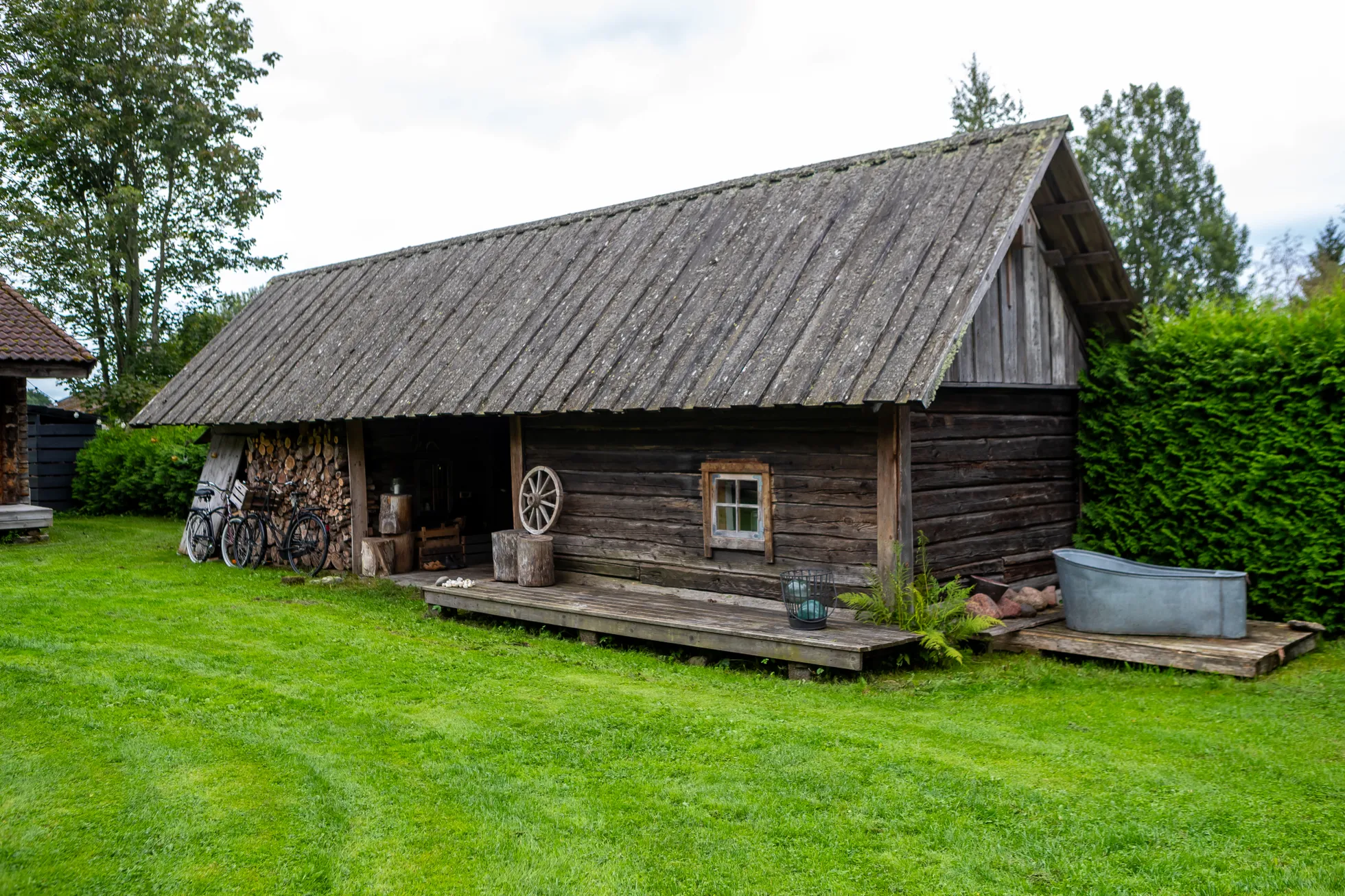 LÕUNA-EESTIST toodud kaks sauna, mis ehitati ühise katuse alla.