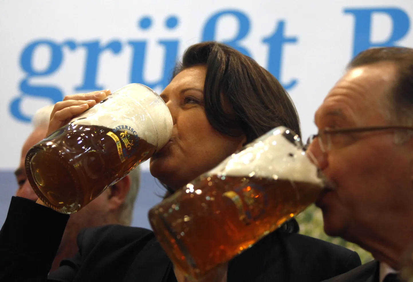 Saksamaa põllumajandusminister Ilse Aigner ja Saksamaa põllumeeste ühenduse (DBV) president Gerd Sonnleitner Grüne Woche messil õlut rüüpamas.