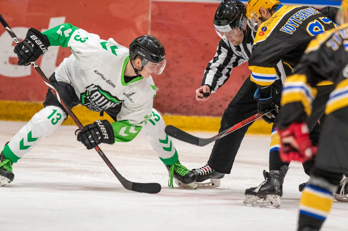Balti hokiliiga turniiri avamängus reedel läksid jääle Tartu Välk 494 (kollased) ja Kaunas Hockey, tartlased võitsid 10:4.