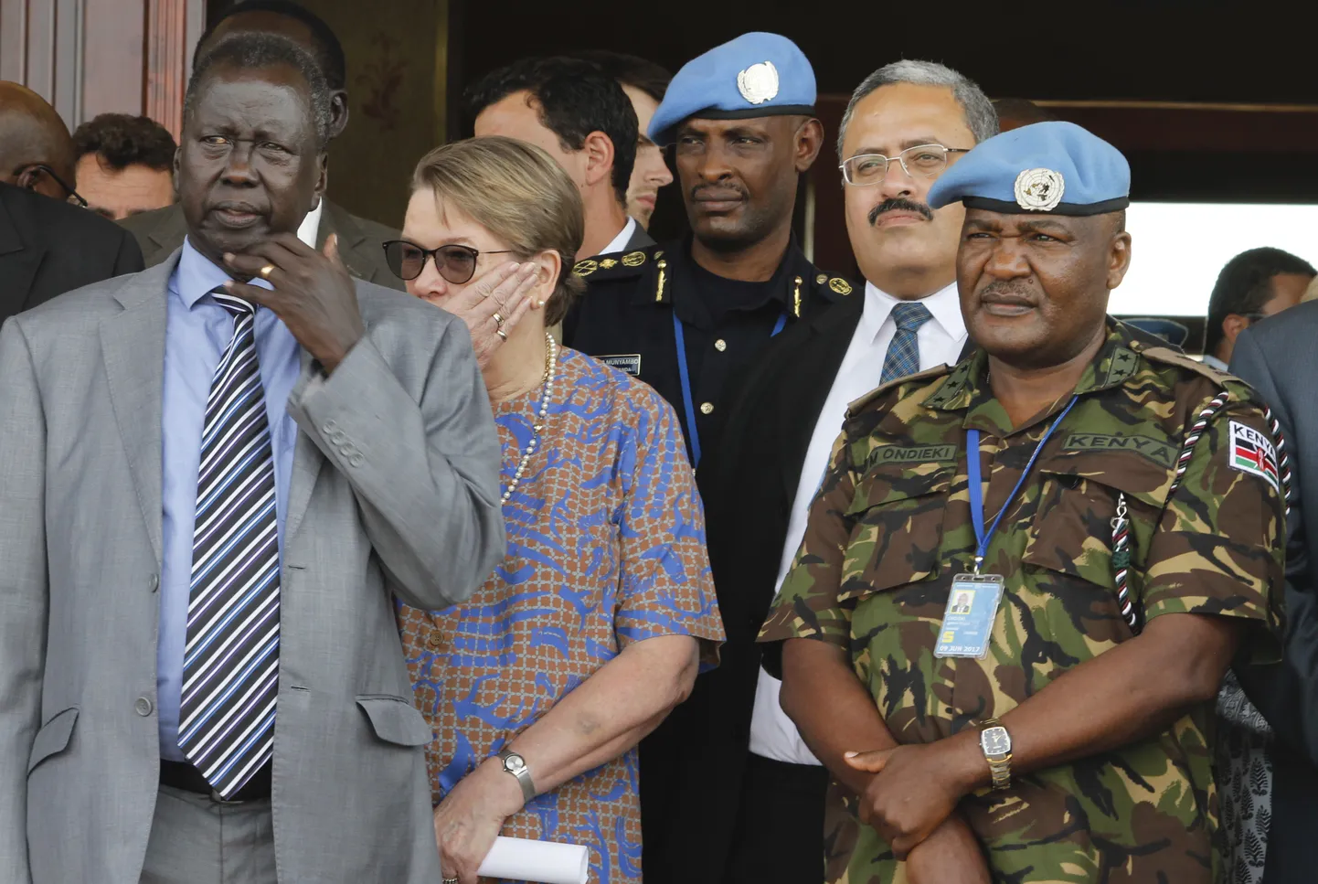 Keenia võimud solvusid kindralleitnant Johnson Mogoa Kimani Ondieki (paremal) vallandamise peale.