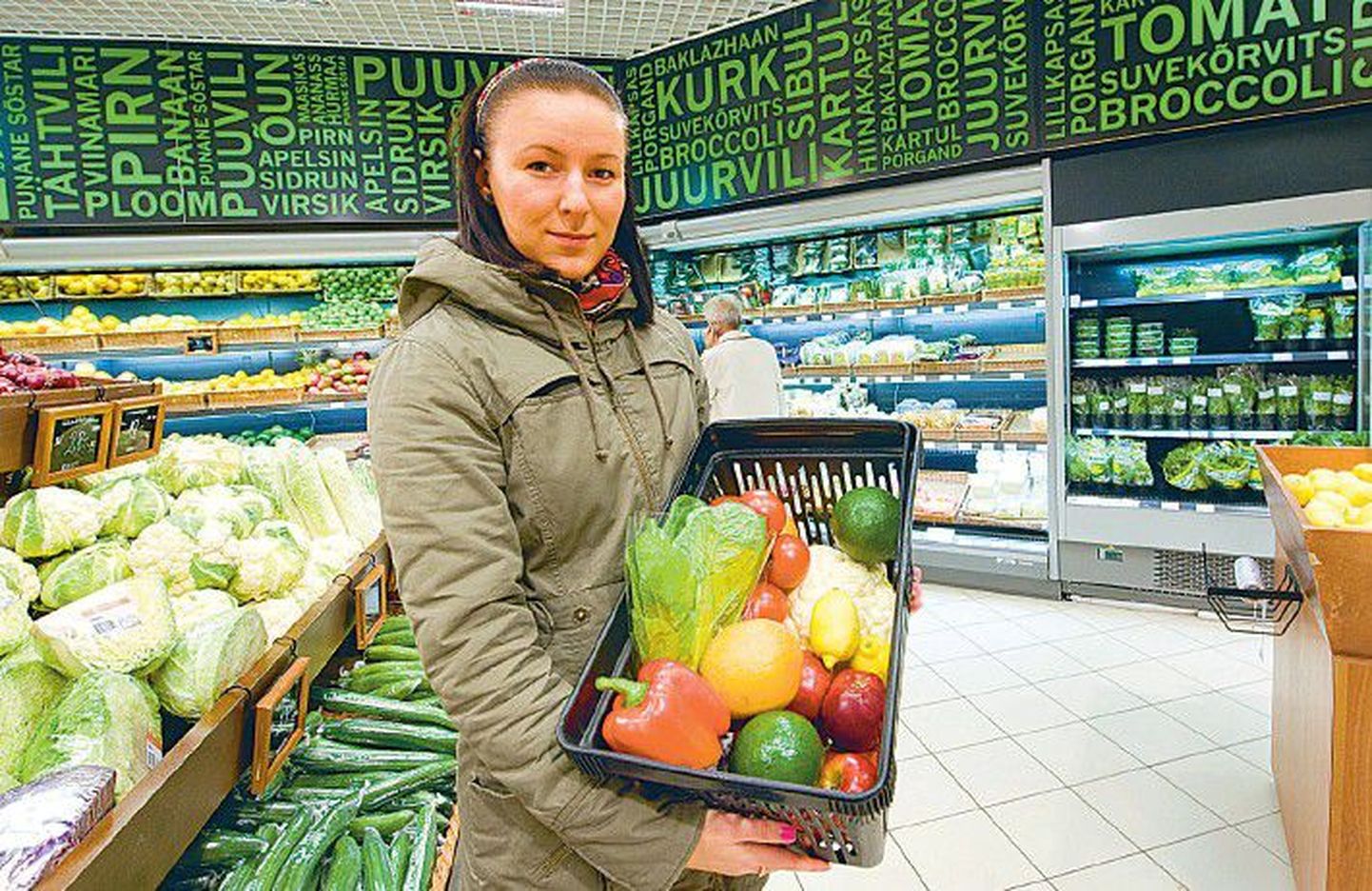 Кятлин Вильба, начавшая познавать прелести веганства, в продуктовом отделе Tallinna Kaubamaja показывает овощи и фрукты, которыми она питалась первую неделю своего вегетарианства.