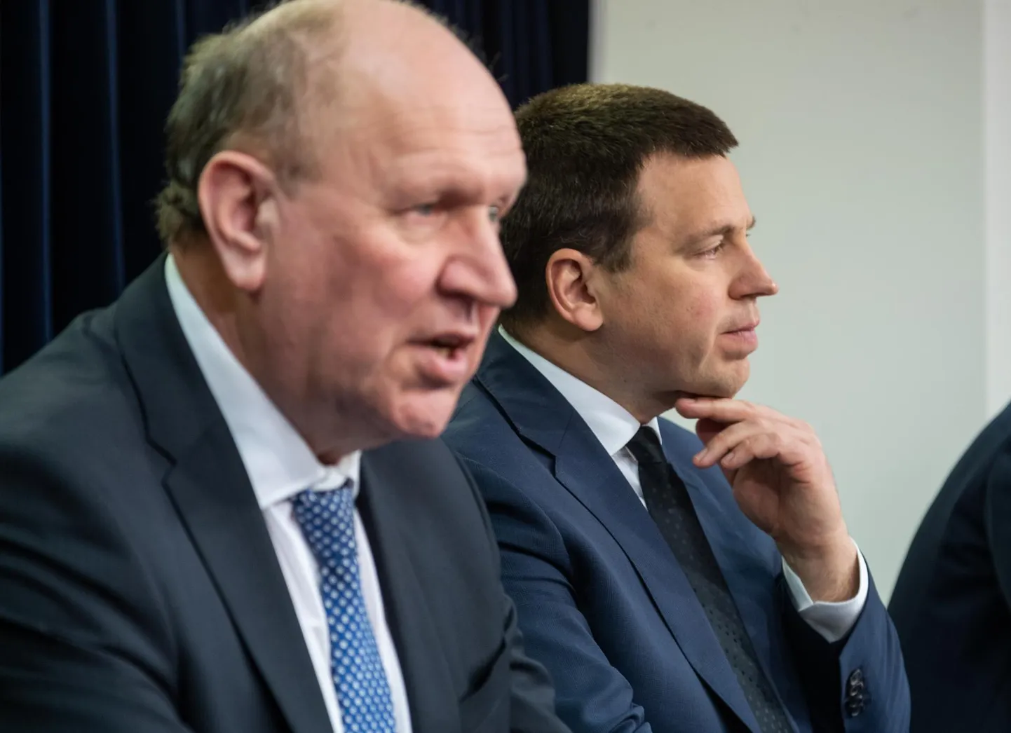 Valitsuse pressikonverents. Esiplaanil Mart Helme, taamal Jüri Ratas.