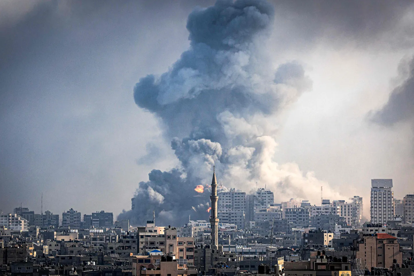 Suits tõusmas Iisraeli õhurünnakute järel Gaza sektorile.