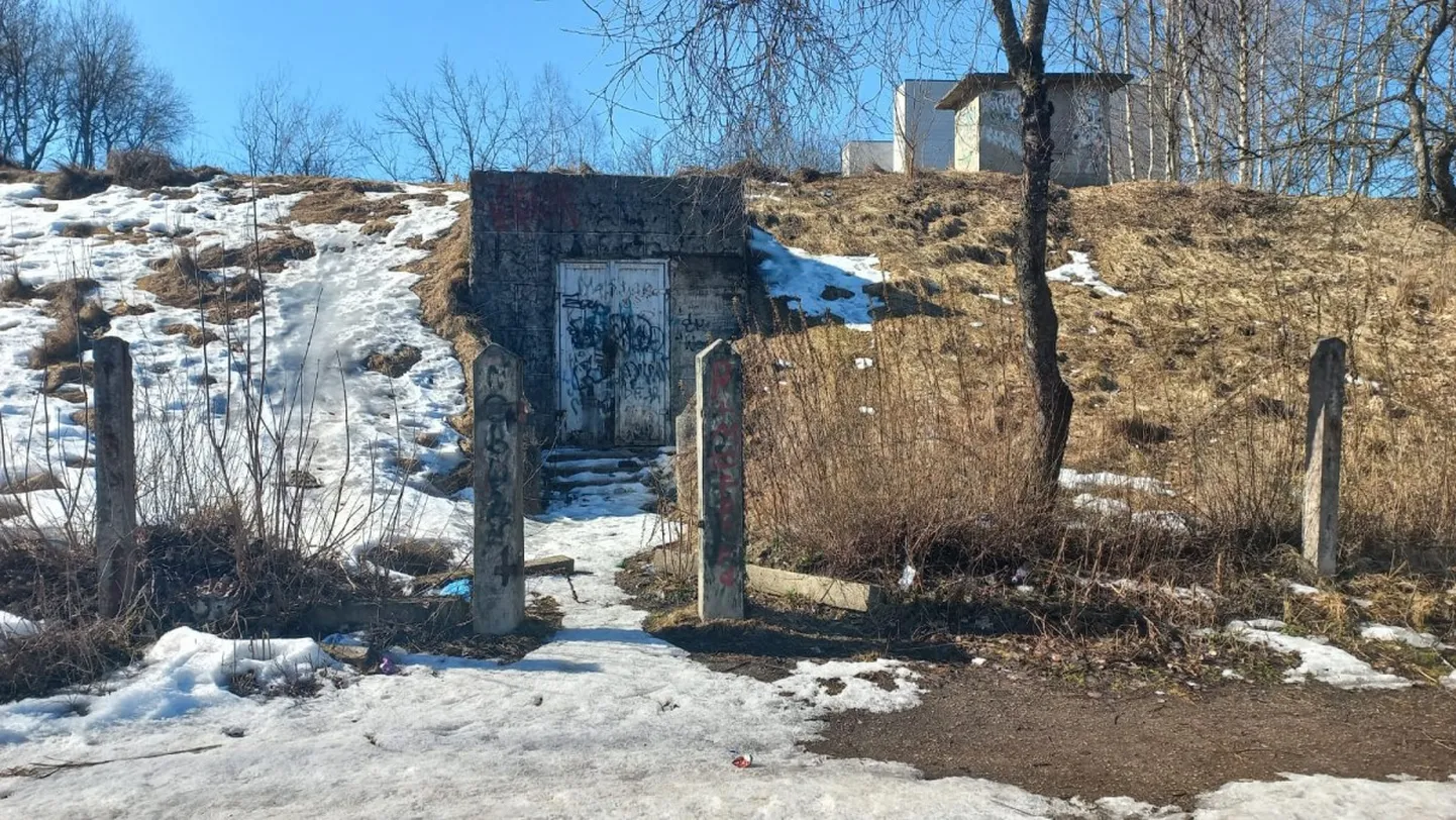 Бывшее бомбоубежище в Даугавпилсе на берегу озера Губище (в районе ДК). Министерство внутренних дел передало его Даугавпилсской думе в 2017 году. Оно находится в запущенном состоянии, да и прочие подобные сооружения с 2008 года не являются объектами гражданской защиты. 18 марта 2022 года.