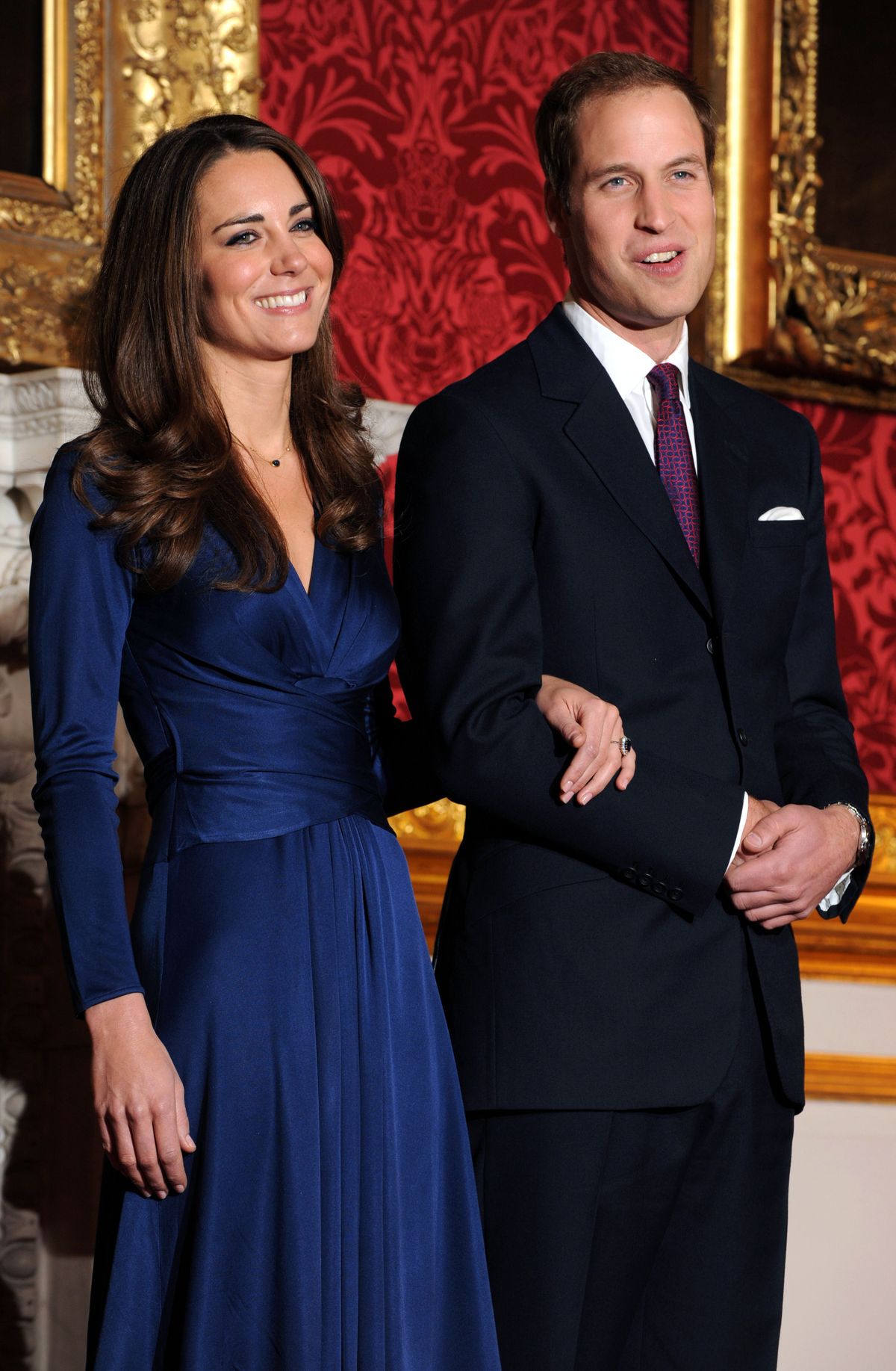 Принц Уильям и Кейт Миддлтон в момент сообщения о помолвке. На Кэтрин синее платье Issa London