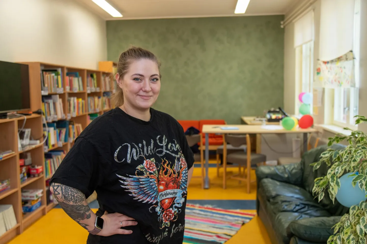 Holstre kooli huvijuhi Helen Leesmäe sõnul igatsesid noored Holstres oma kohta, kus sõpradega aega veeta. Nii saigi sealsesse kooli raamatukokku sisse seatud noortetuba.