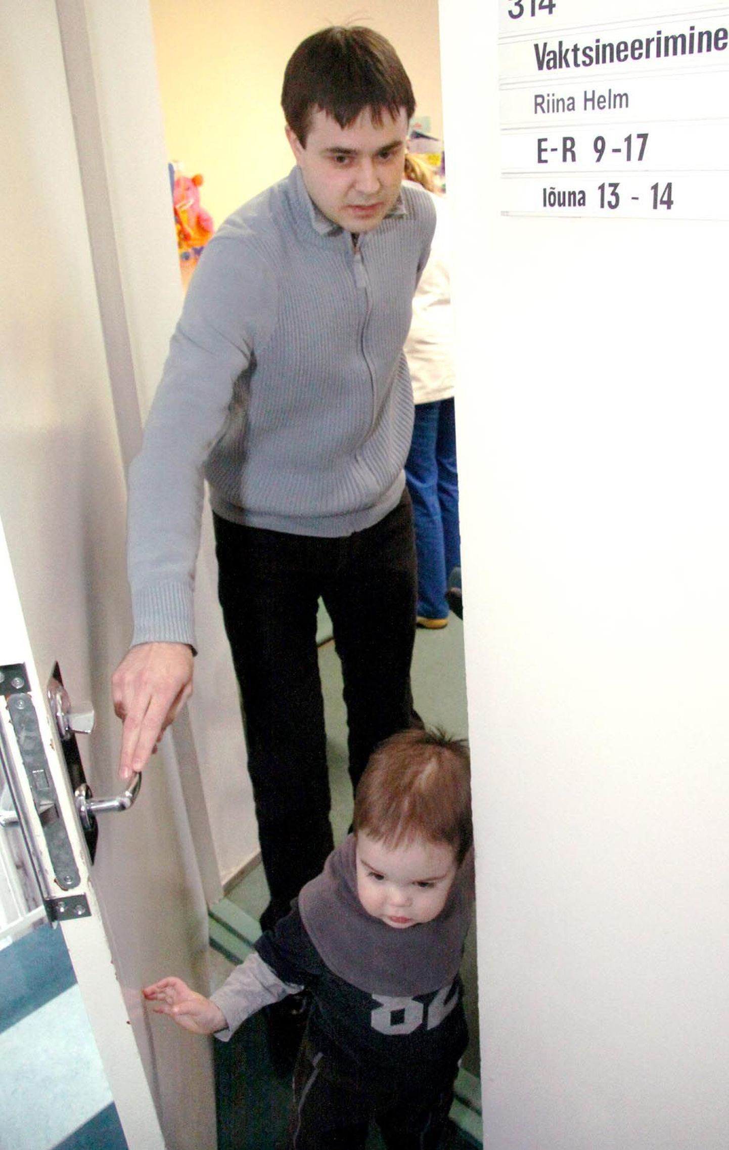 Pereisa Veiko Trink kahe aasta ja seitsme kuu vanuse poja Andreasega, kes Pärnu perearstikeskuse vaktsineerimiskabinetist mehe kombel nututa välja tuli.