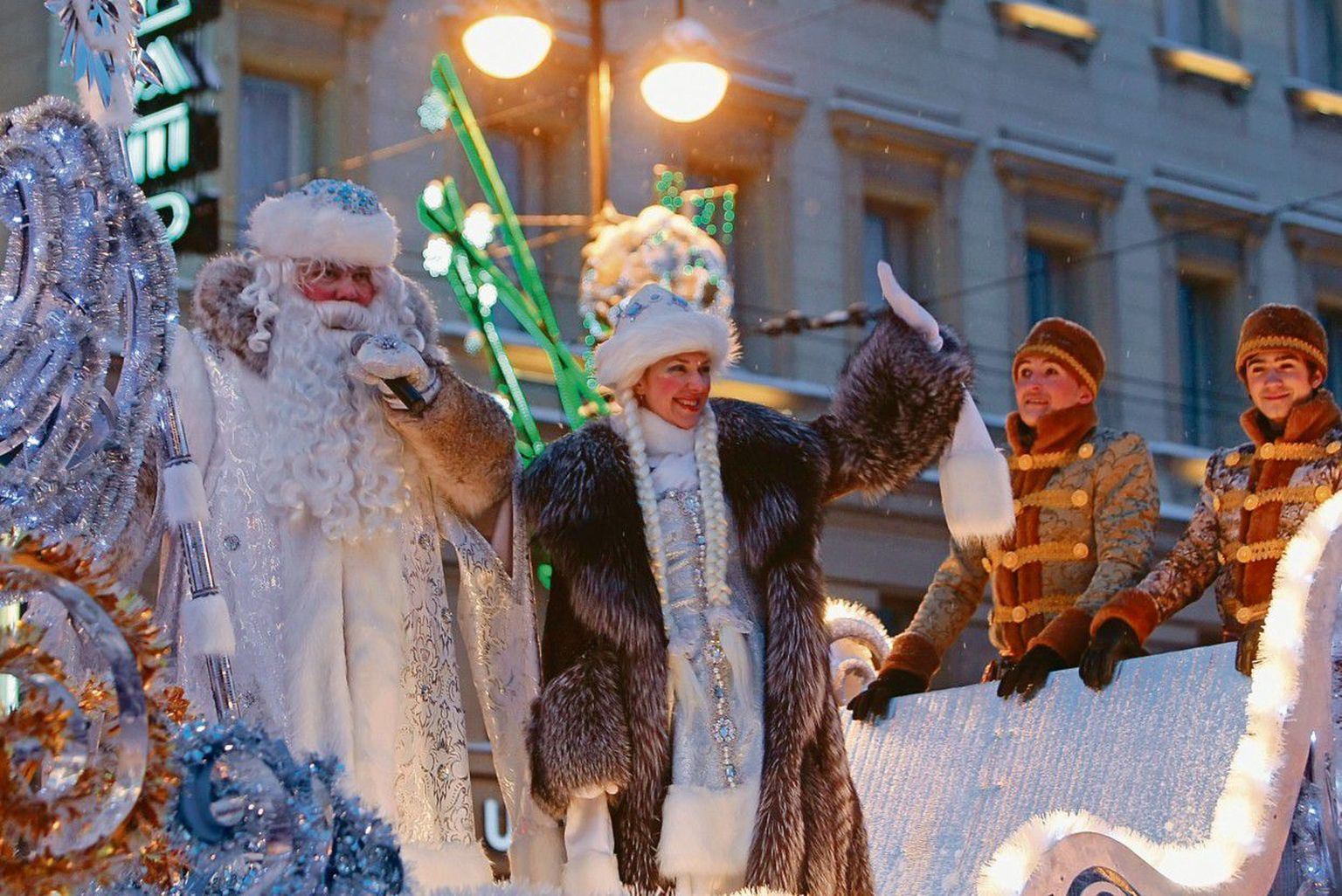 Дед Мороз и Снегурочка гуляют по Невскому проспекту в Питере.