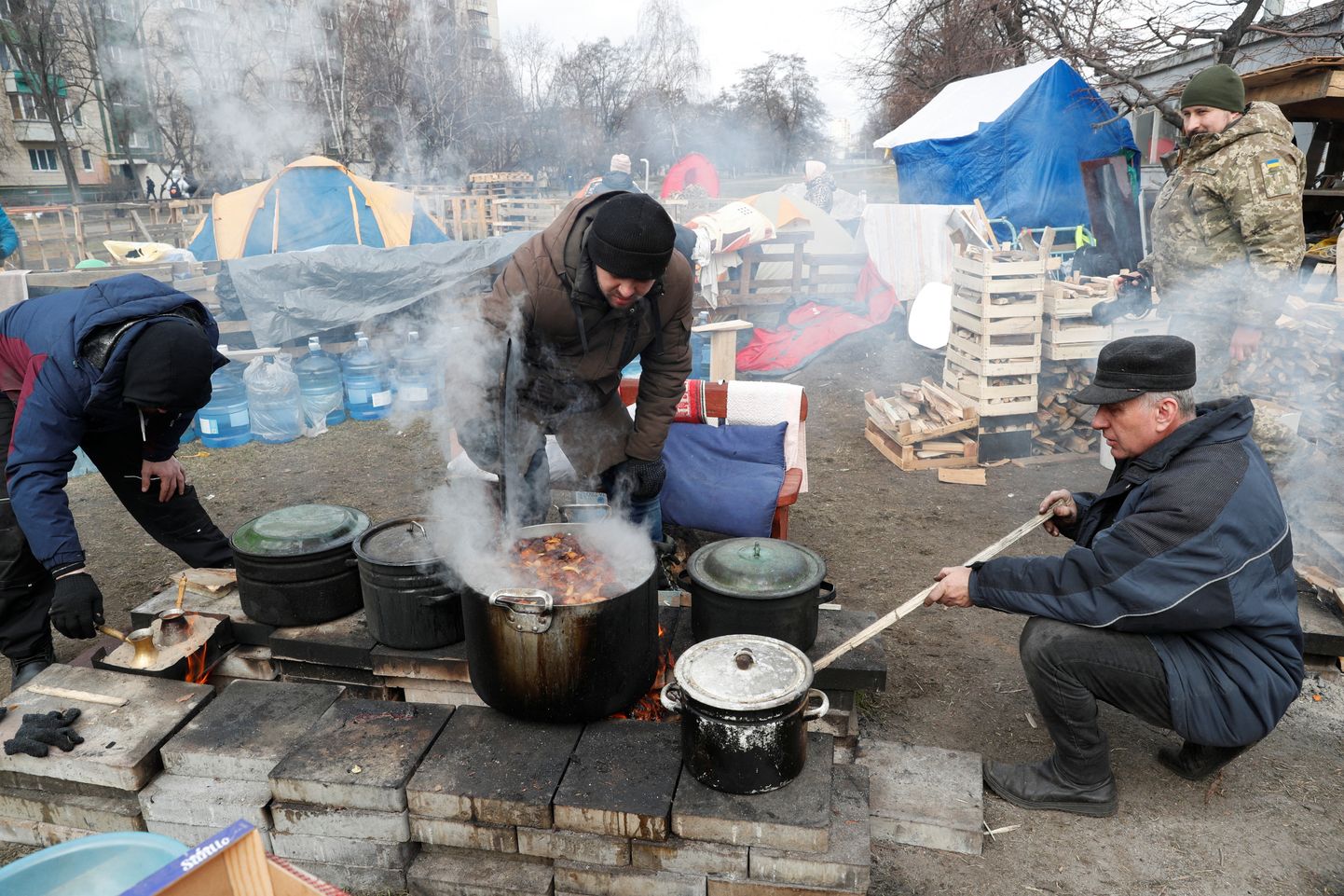 Vabatahtlikud Ukraina sõduritele toitu valmistamas.