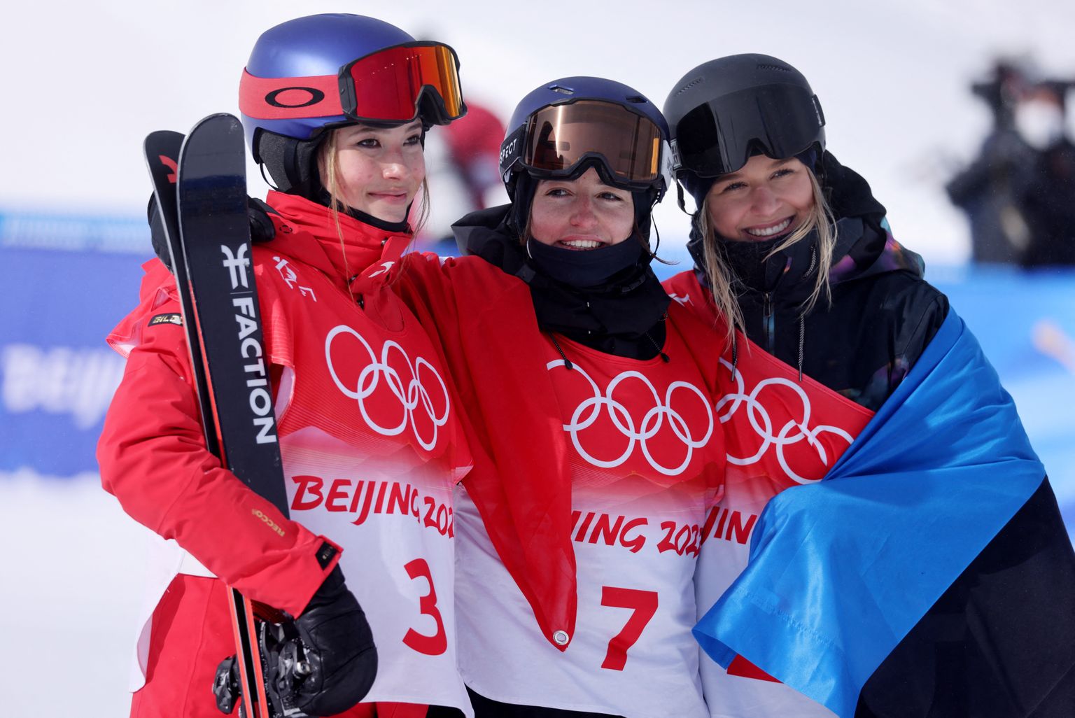 Kelly Sildaru (kõige paremal) kange konkurent Eileen Gu (kõige vasemal) on maailma üks enimteenivamaid naissportlasi.