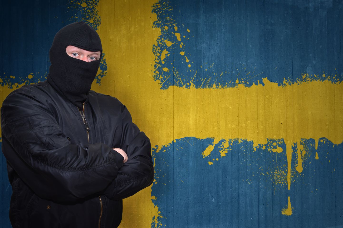Ohtliku välimusega mees ja seinale joonistatud Rootsi lipp. Pilt on illustreeriv.