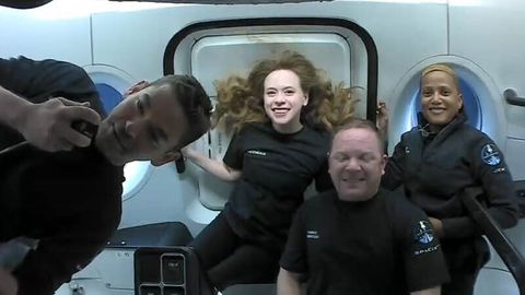 Первая миссия SpaceX с экипажем из космических туристов вернулась на Землю