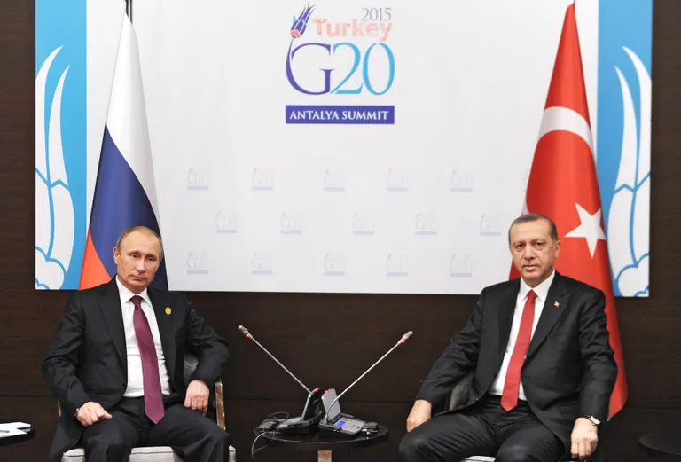 Antalya, 2015. aasta 15. november: G20 tippkohtumise ajal Türgis said presidendid ka kahekesi kokku. Muuseas tulid jutuks ka Türgi õhuruumi rikkumised Vene sõjalennukite poolt. Kaks päeva hiljem otsustas Türgi sõnadest kaugemale liikuda ja tulistas nende õhuruumi tunginud Su-24 alla.
