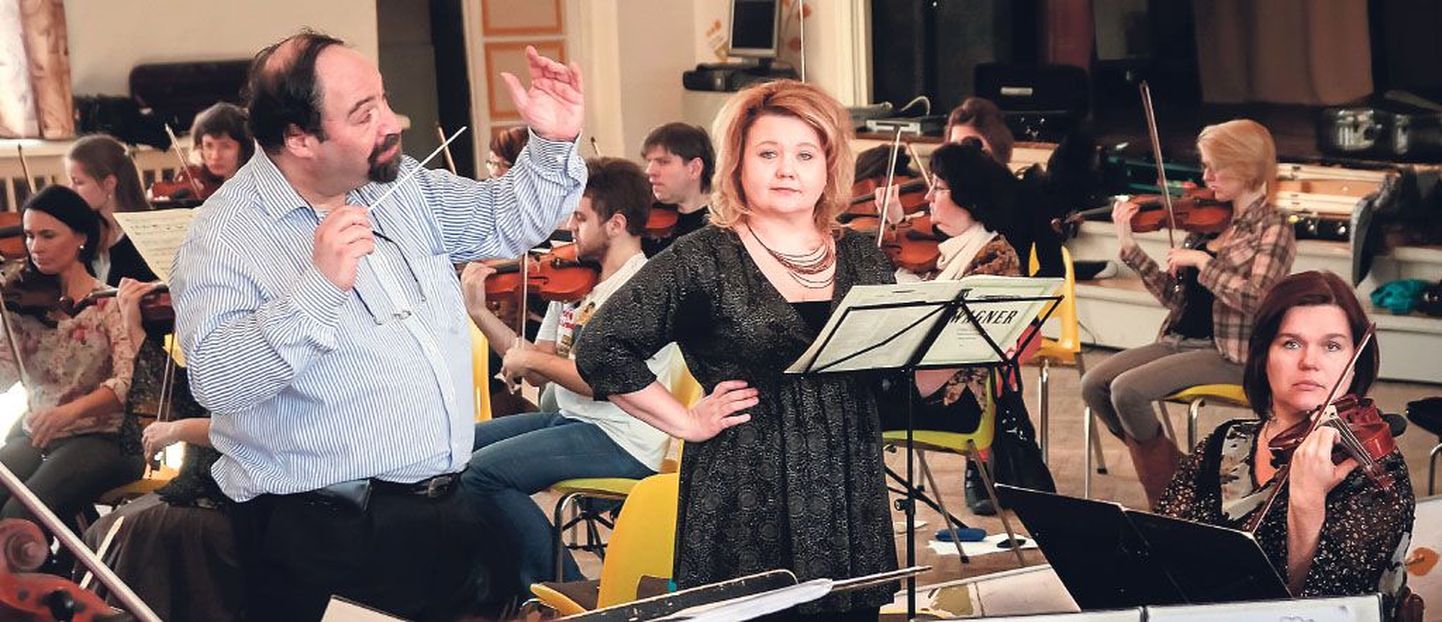 Rahvusooperi Estonia solist sopran Heli Veskus ja dirigent Jüri Alperten Pärnu linnaorkestriga Nooruse majas kava harjutamas.