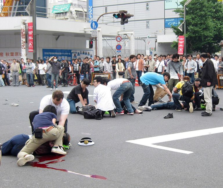 Ohvritele esmaabi andmine Tokyo Akihabara piirkonnas toimunud rünnaku järel 2008. aastal. 