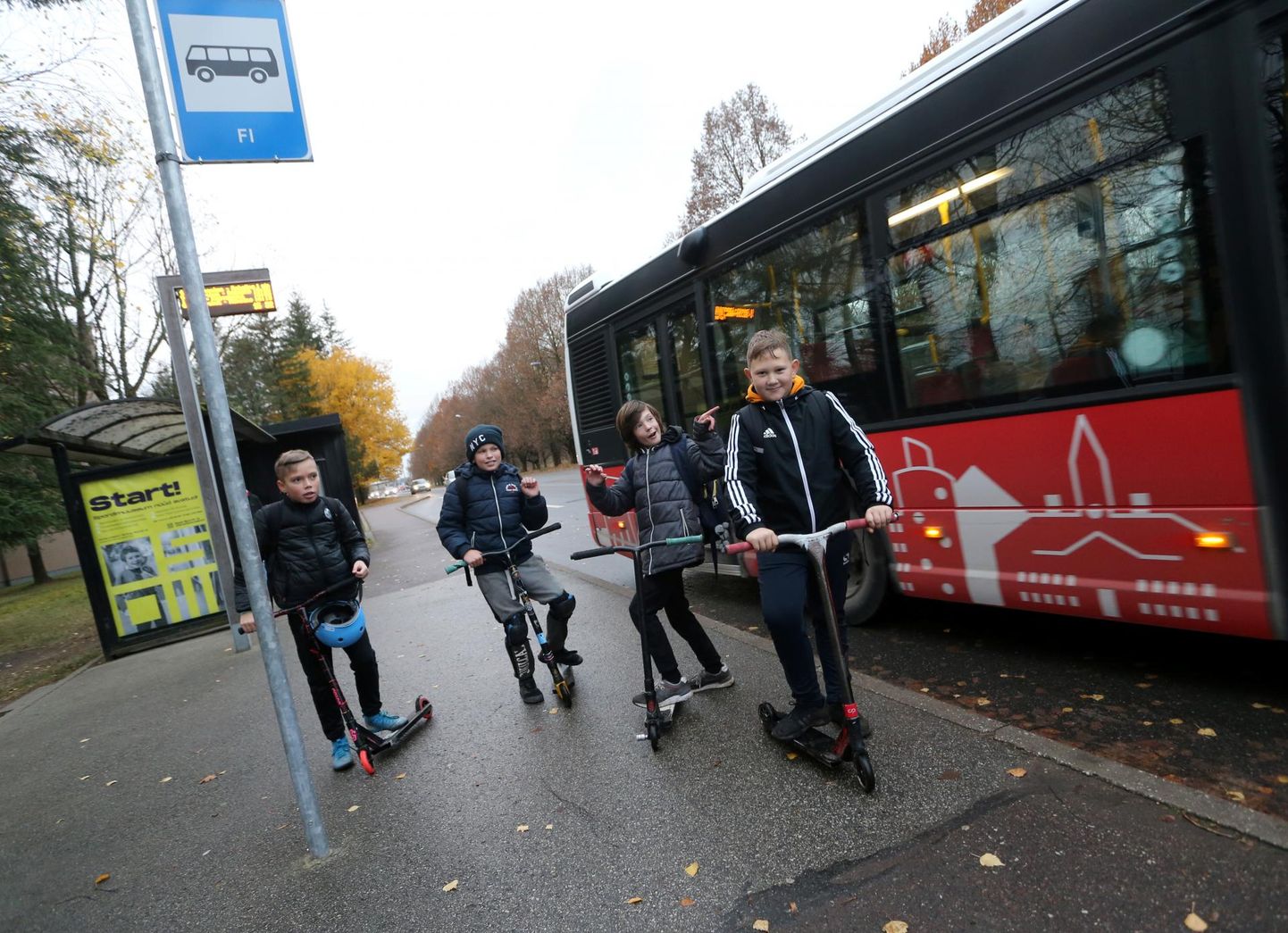 Tõukerattaga sõitvad poisid FI bussipeatuses: (vasakult) Rodion Gussarov, Nikita Kobõlkin, Damir Bessonov ja Daniil Fjodorov. Sellise tõukeratta võib nüüd Tartus bussi kaasa võtta.