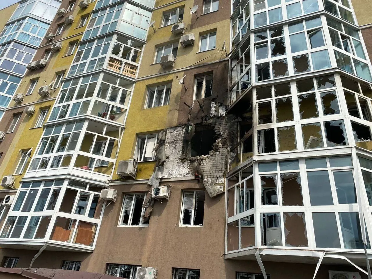 Последствия попадания беспилотника в многоэтажный дом в Воронеже, 09.06.2023 г.