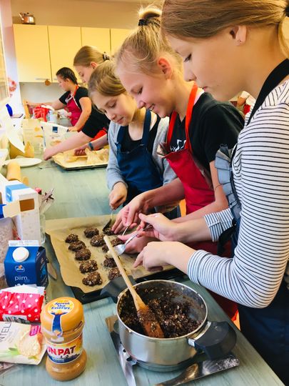 Pudruhelvestest saab valmistada erinevaid põnevaid toite. Fotol Rapla Vesiroosi Kooli õpilased küpsetamas.