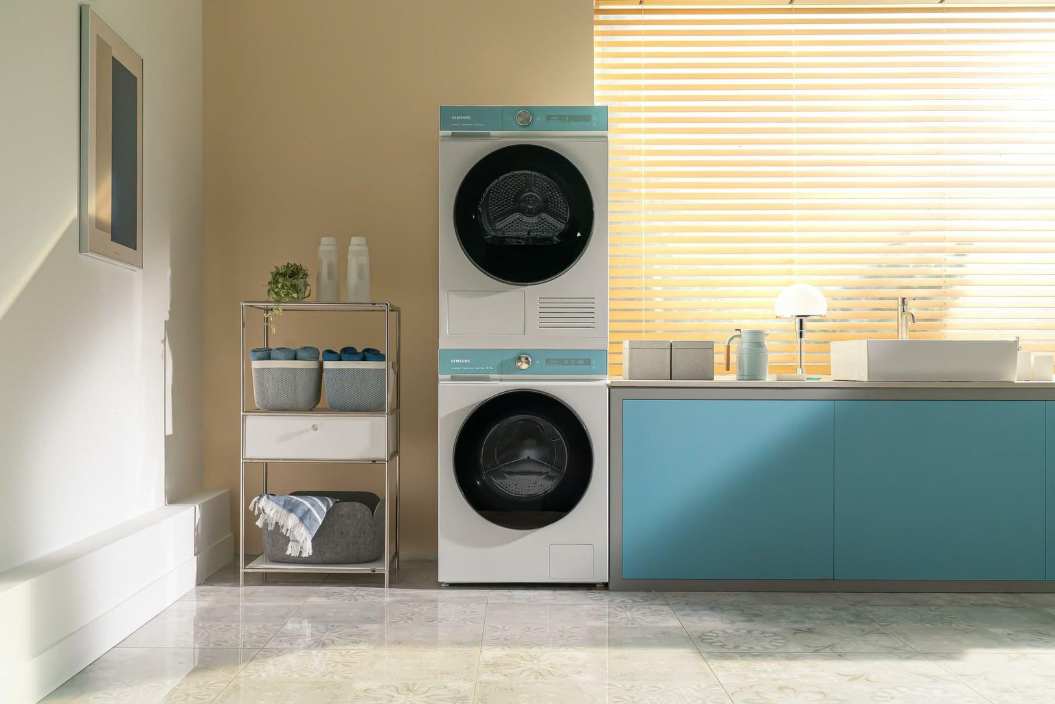 Pesukuivati võib pesumasina peale panna, kuid masinad peavad suuruselt omavahel sobima ning kahe masina vahel peab olema riiul või spetsiaalne kinnitus.