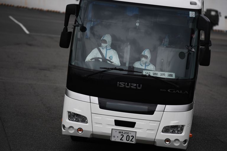 Jaapani Yokohama sadama kail olev buss, millega hakatakse karantiinis kruiisilaevalt Diamond Princess ära vedama reisijaid, kelle koroonaviiruse test oli negatiivne.