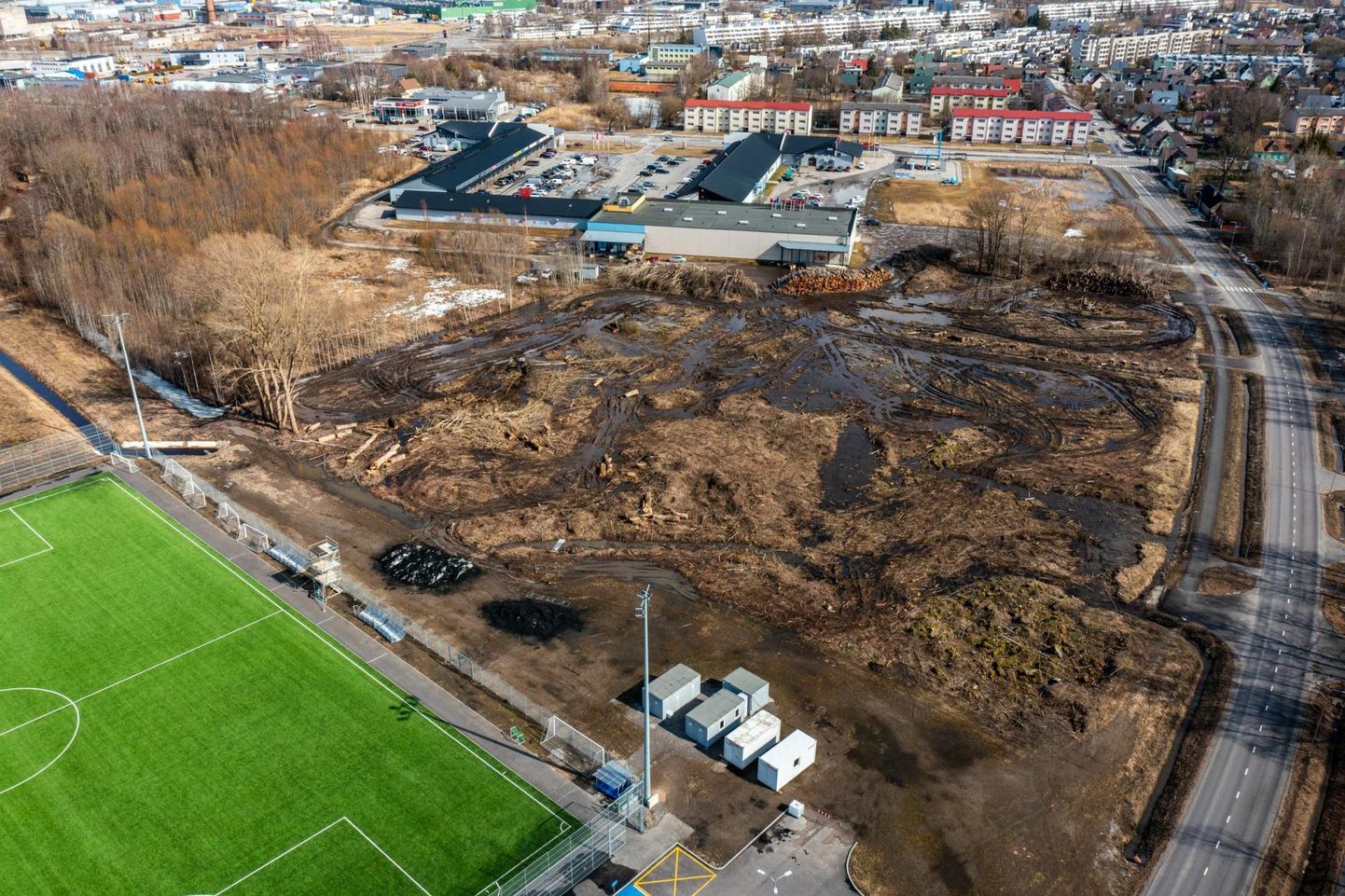 Tulevase jalgpallihalli krundilt on mets juba maha võetud.