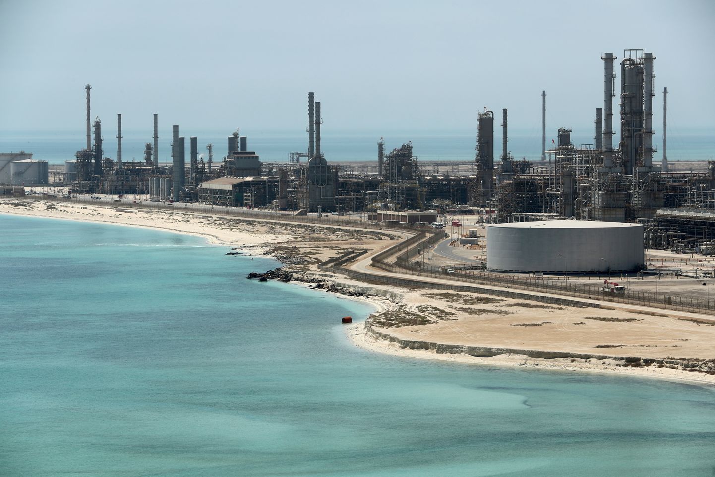 Нефтехранилище Ras Tanura в Саудовской Аравии.