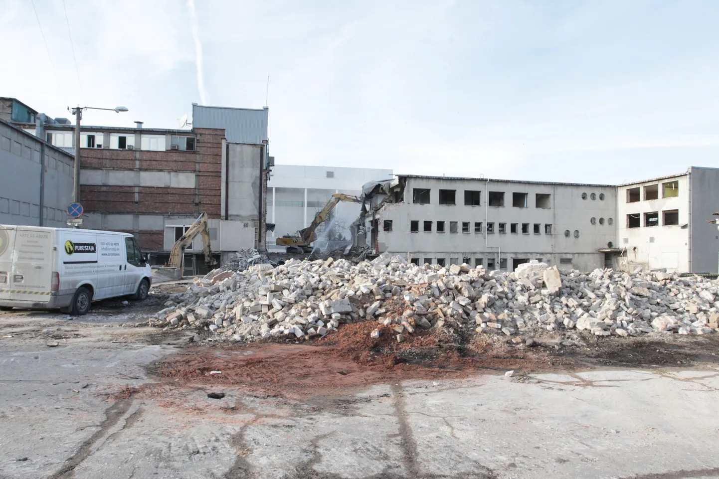 Pildil Tartu Vana-Kaubamaja lammutustööd.
