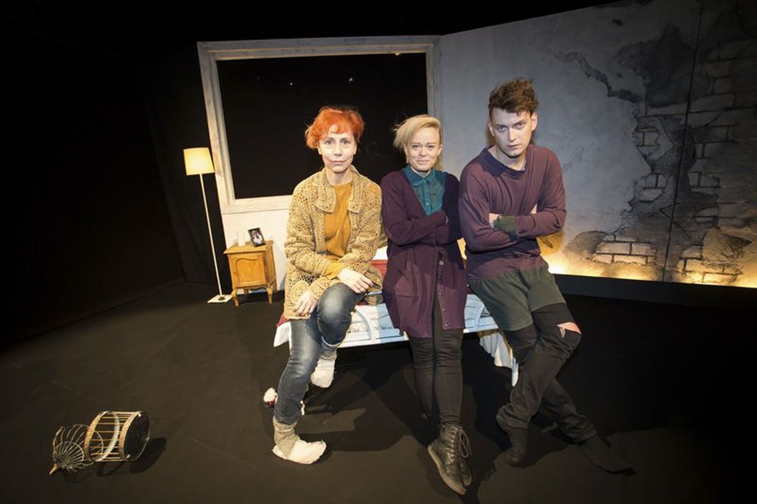 Rakvere teatris täna esietenduvas loos “See kõik on tema” on ema ja poja vahel ületamatu sein. Tiina Mälberg (vasakult), Helen Rekkor ja Imre Õunapuu lapivad kokku armastuse kilde.