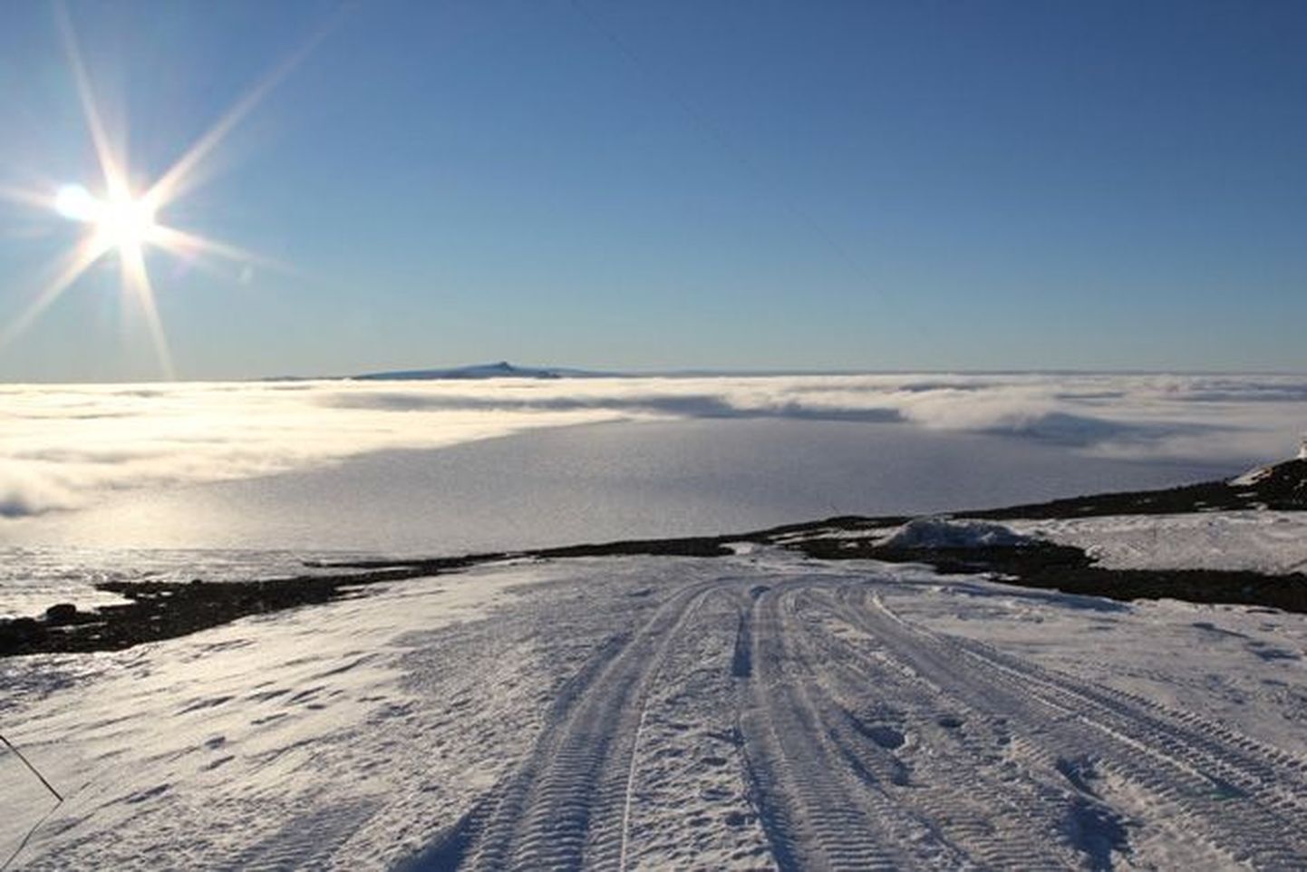 Vaade Aboalt lääne poole. Uurimisjaam asub Baseni nunatakil rohkem kui 250 meetrit ümbritsevast jääliustikust kõrgemal.