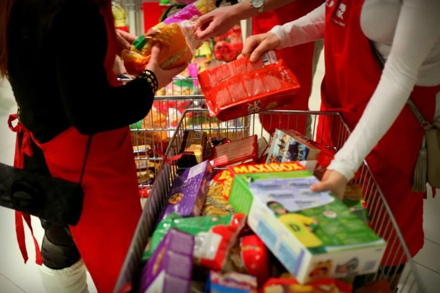 Pärnu viies kaupluses annetati kahe päevaga muu proviandi seas 1138 kilo purgitoite, 932 kilo pudrumaterjali, 774 kilo makarone, 284 kilo maiustusi, 242 kilo hommikusöögihelbeid ja näkileibasid ja 218 kilo magusaid hoidiseid.