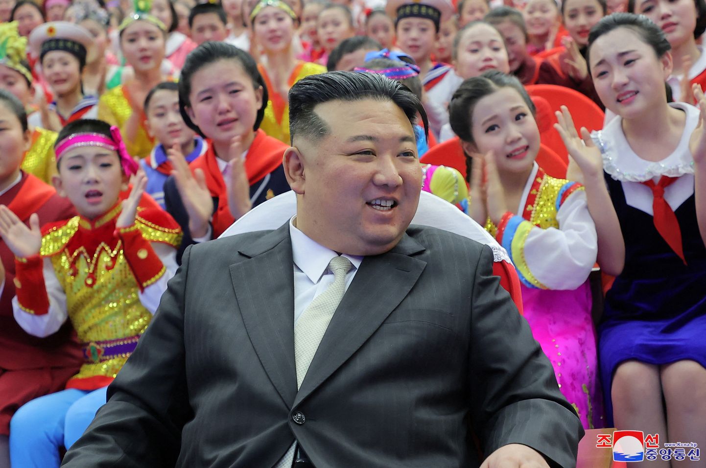 Põhja-Korea liider Kim Jong-un aastavahetuspeol koos õpilastega.