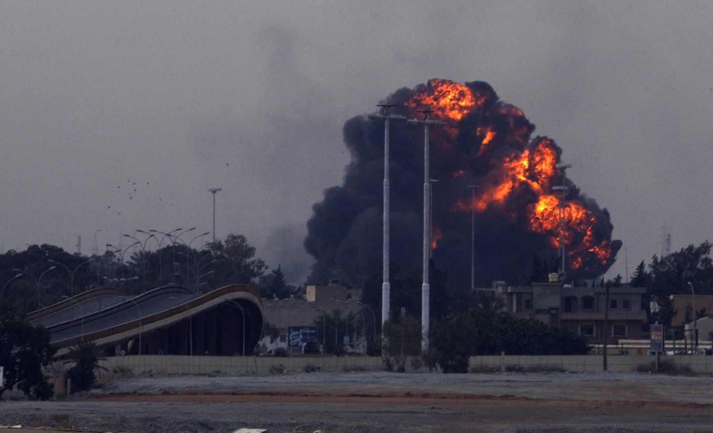 Plahvatus pärast sõjalennuki allakukkumist Banghazis. Algselt arvati, et tegu on Gaddafi vägede lennukiga, hiljem selgus, et lennuk oli mässuliste valduses.