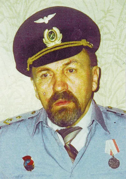 Endel Liiv lõpetas töö II klassi vedurijuhina 1989. aasta suvel. Rinnas on märk, mis kinnitab, et ta on läbinud veduriga avariideta miljon kilomeetrit.