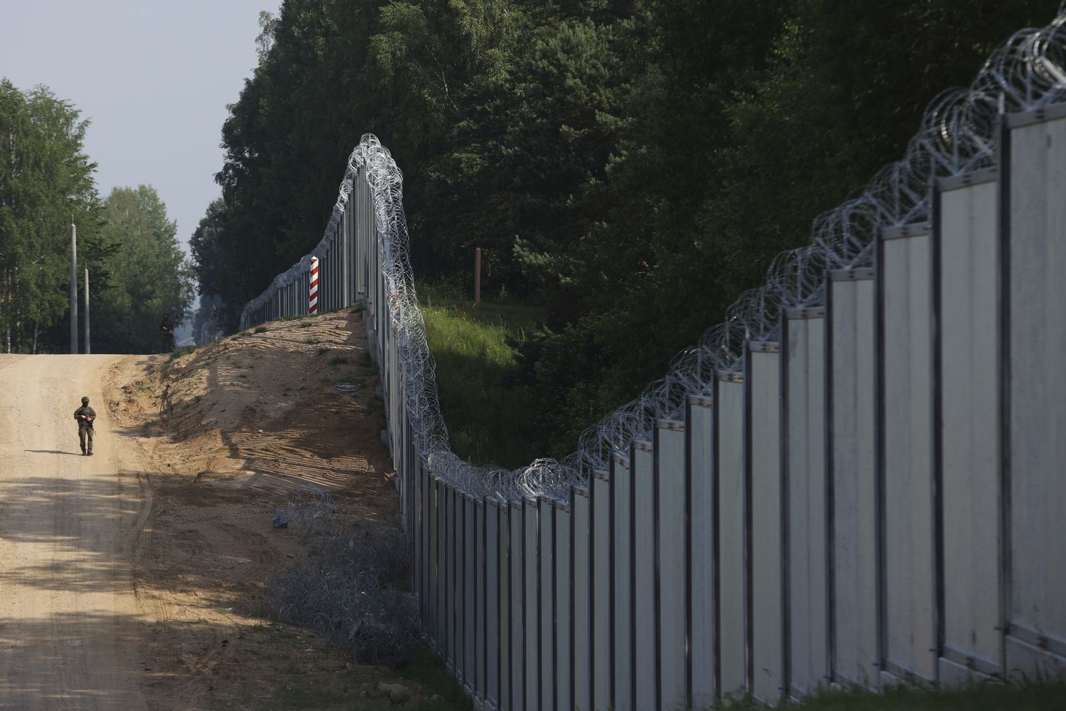 Poola piirivalvur patrullib Poola ja Valgevene piiril, Kuźnica lähedal, hiljuti ehitatud piiritara juures.