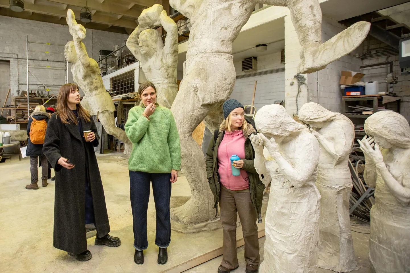 Edith Karlson (pildil keskel) näituse «Hora lupi» Veneetsiasse lähetamisel. «Kui joppab, on hea, kui ei joppa, elan rahulikult oma elu edasi,» räägib ta tähtsa kunstisündmusega seotud lootustest.