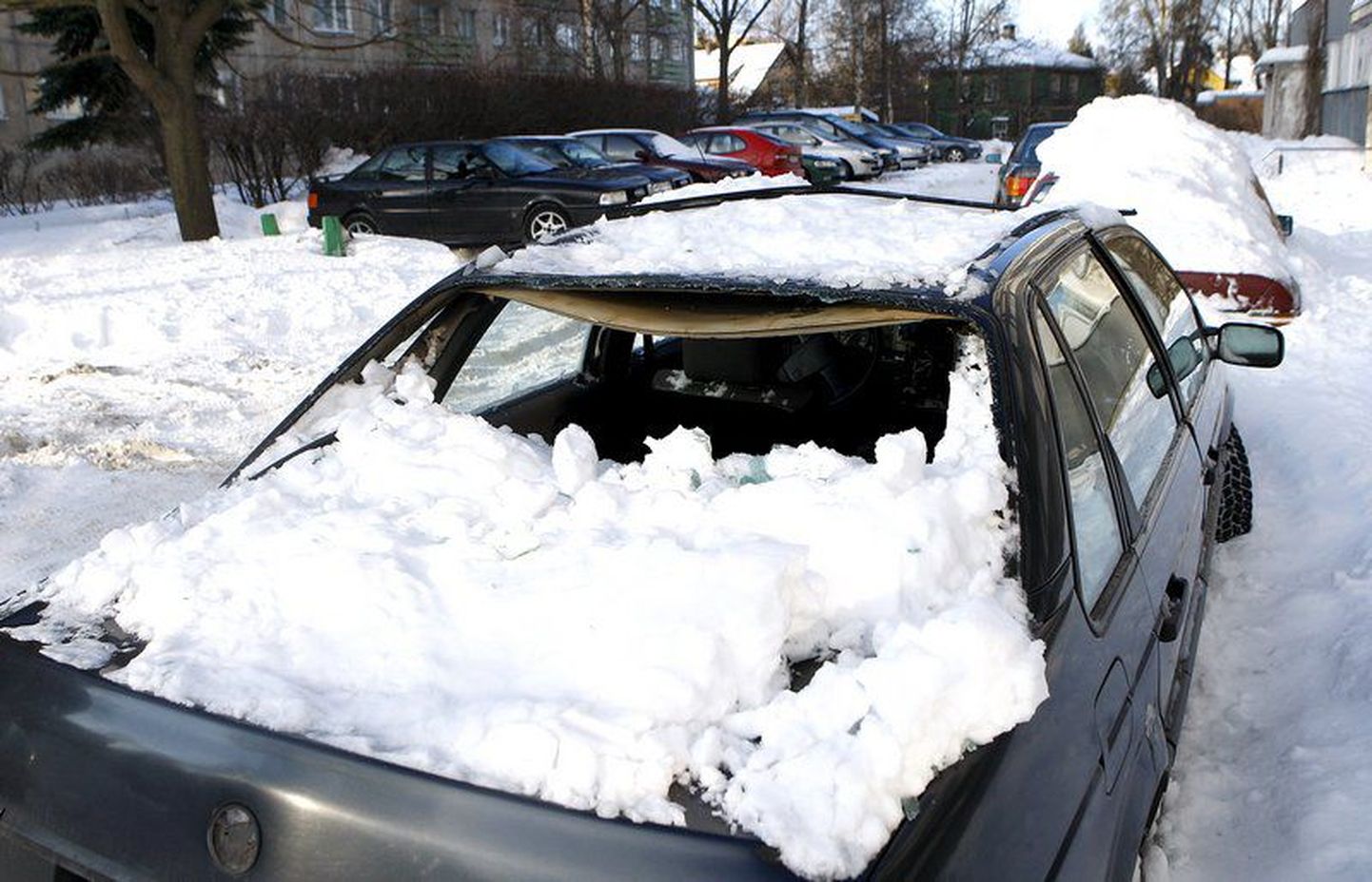 Автовладельцам стоит парковаться подальше от опасных крыш.